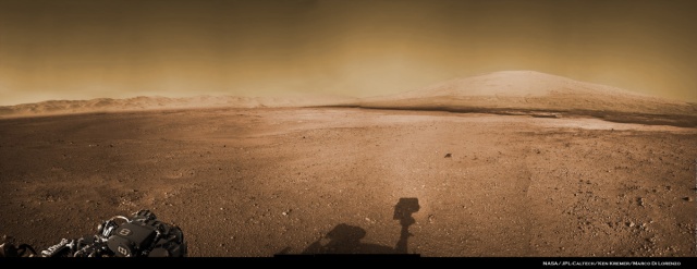 Imagen del Monte Sharp (a la derecha) y el cráter Gale en la superficie del planeta rojo captada por el rover Curiosity.